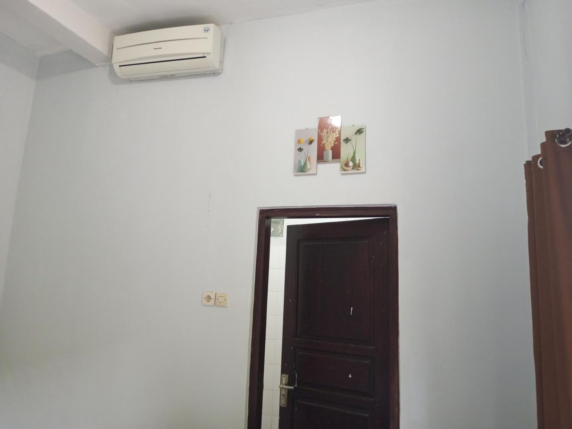 Kri Homestay Kuta  Стая снимка
